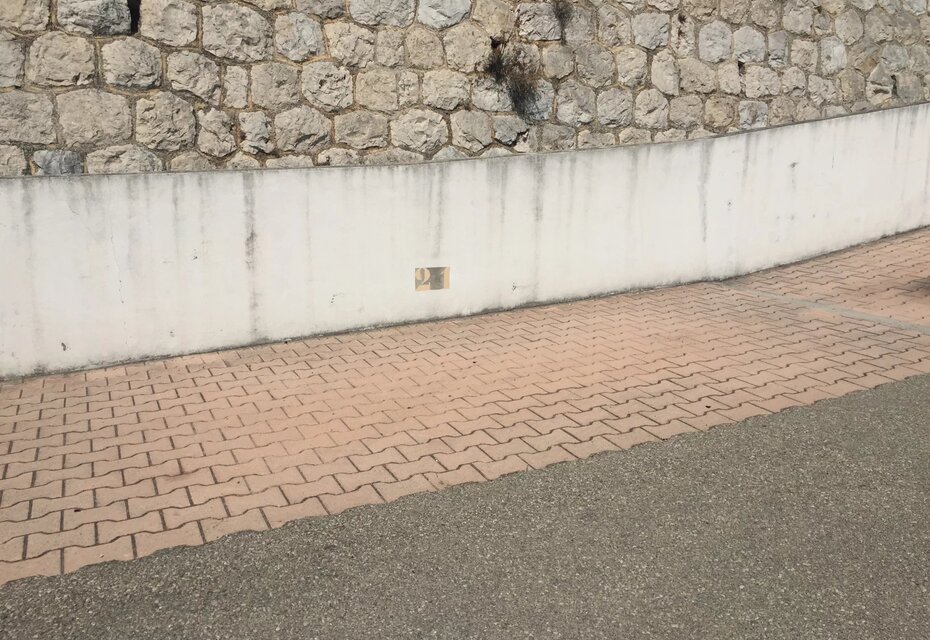 Moyenne corniche, emplacement de stationnement extérieur
