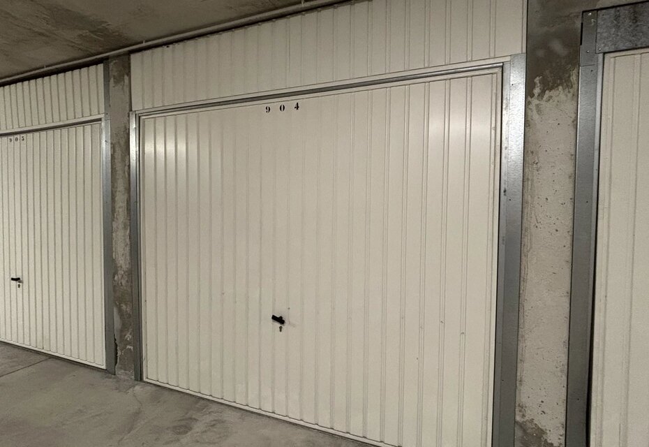 Box dans immeuble proche Riviera Palace